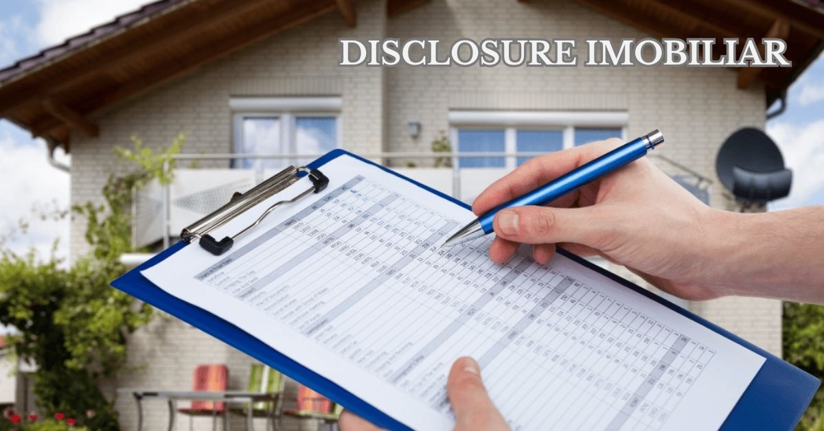 Agent completând o fișă de disclosure imobiliar în fața unei case